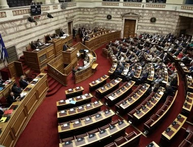 Πρωτοφανή σκηνικά στη Βουλή: Η κυβέρνηση-«κουρελού» ευτελίζει κάθε διαδικασία